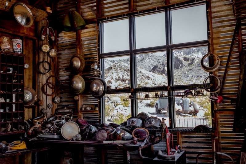 cordonnerie-VENCE-min_shop_window_part_junk_abandoned-138873